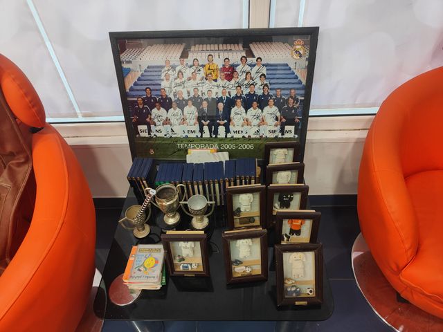 cuadro de jugadores del real madrid firmado