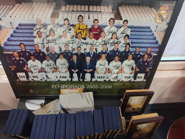 cuadro de jugadores del real madrid firmado