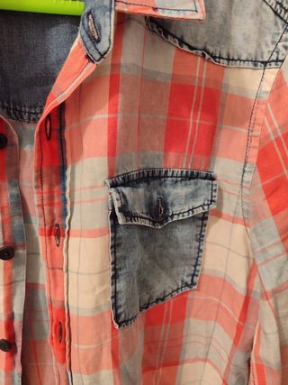 Camisa de cuadros rojo y vaquero