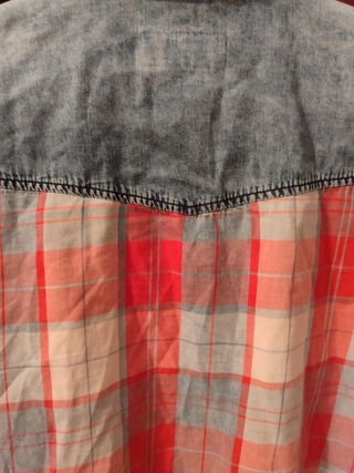 Camisa de cuadros rojo y vaquero