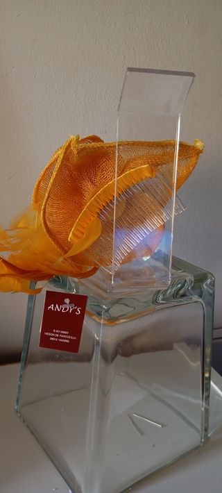 Tocado de fiesta o ceremonia.