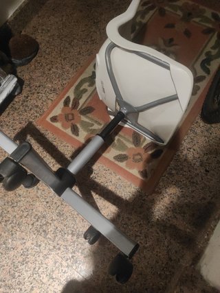Silla que gira es de plastico