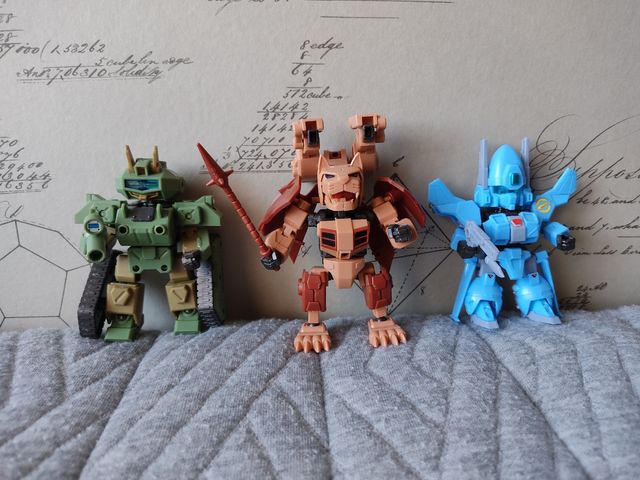 3 Figuras model kit Kotobukiya