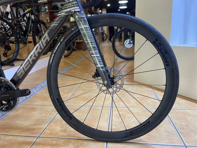 BERRIA BELADOR PRO SHIMANO 105 DI2