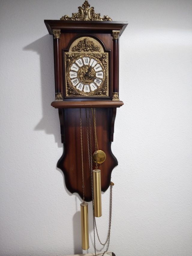 Reloj de Pared Clásico. Color Nogal.