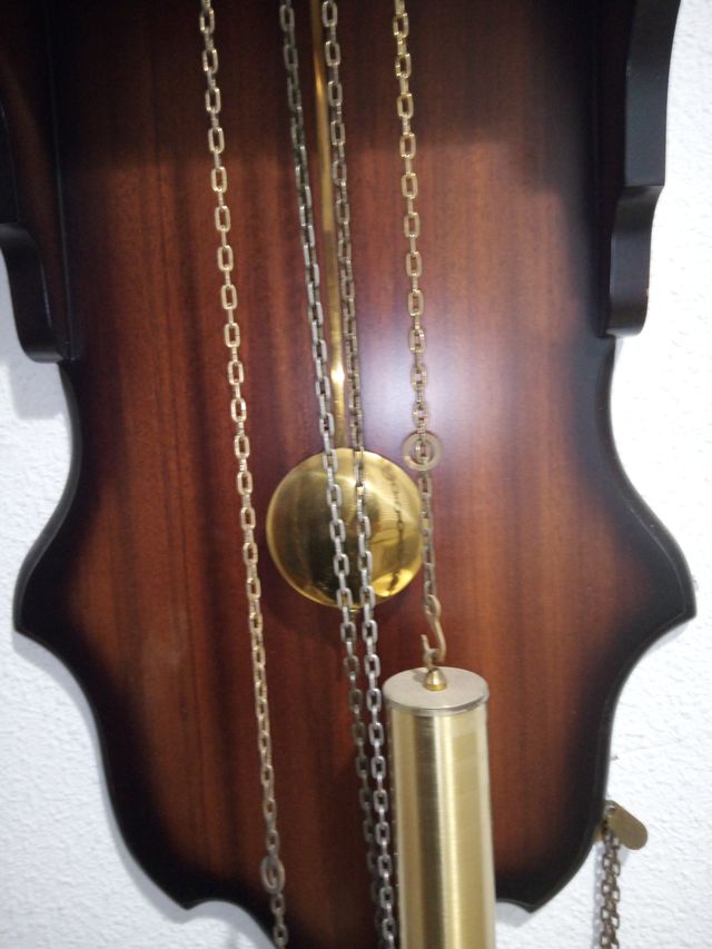 Reloj de Pared Clásico. Color Nogal.