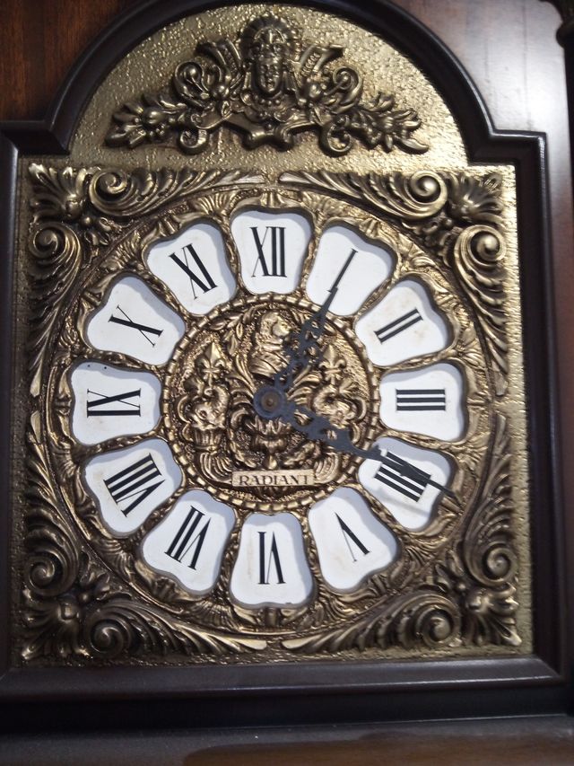 Reloj de Pared Clásico. Color Nogal.