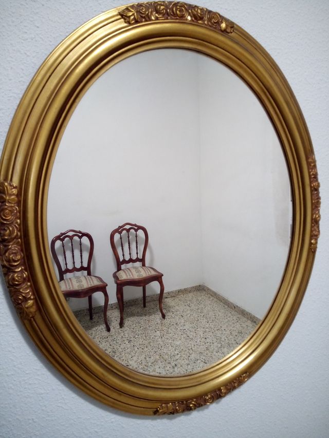 Espejo Ovalado de Pared con Marco Dorado.