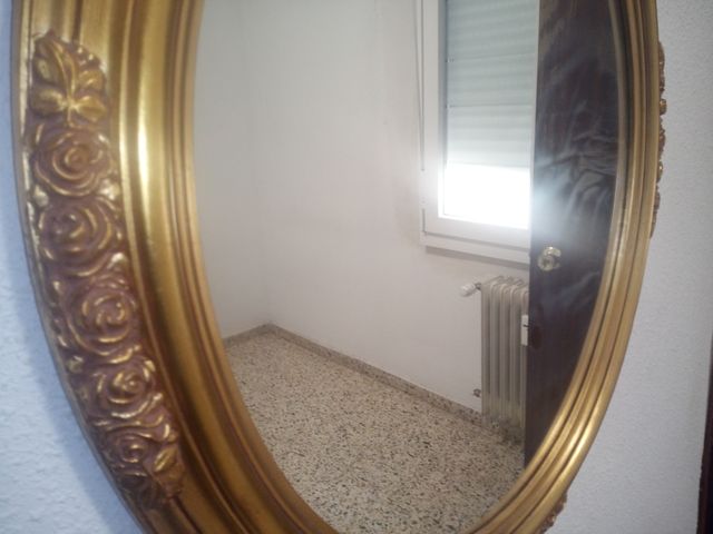 Espejo Ovalado de Pared con Marco Dorado.