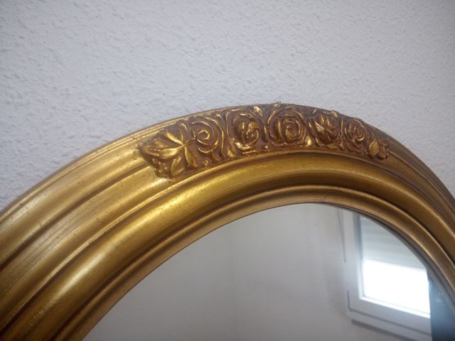 Espejo Ovalado de Pared con Marco Dorado.
