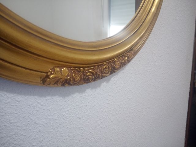 Espejo Ovalado de Pared con Marco Dorado.