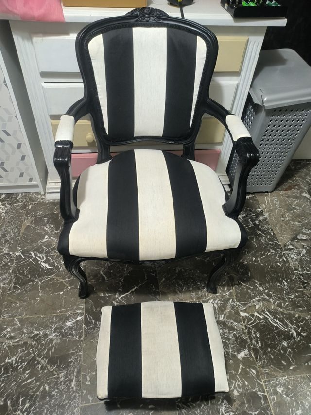 SILLON REPOSAPIES BEETLEJUICE SILLA MADERA NEGRA..