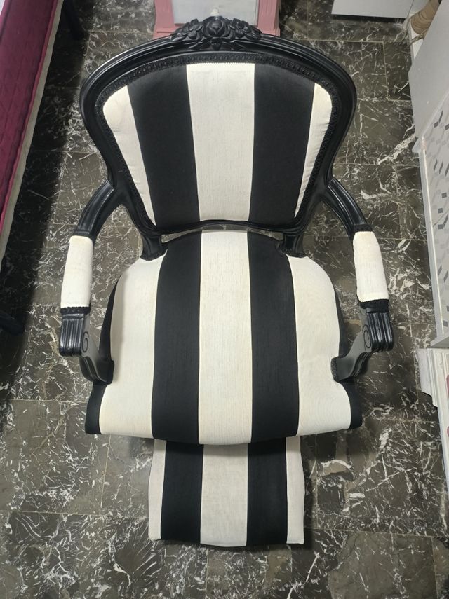 SILLON REPOSAPIES BEETLEJUICE SILLA MADERA NEGRA..