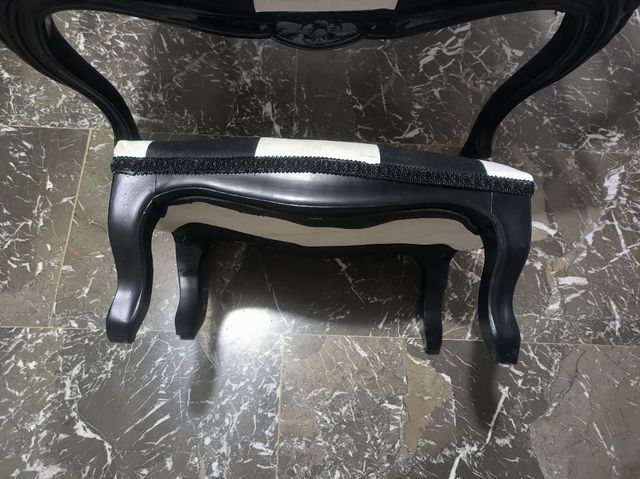 SILLON REPOSAPIES BEETLEJUICE SILLA MADERA NEGRA..