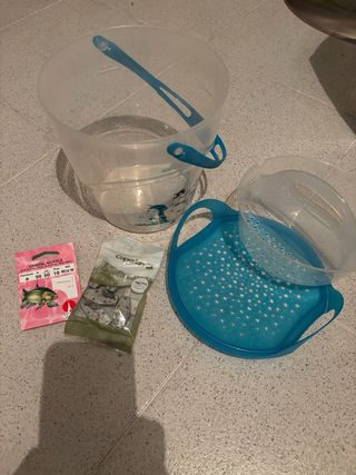 Cubo pesca peces playa