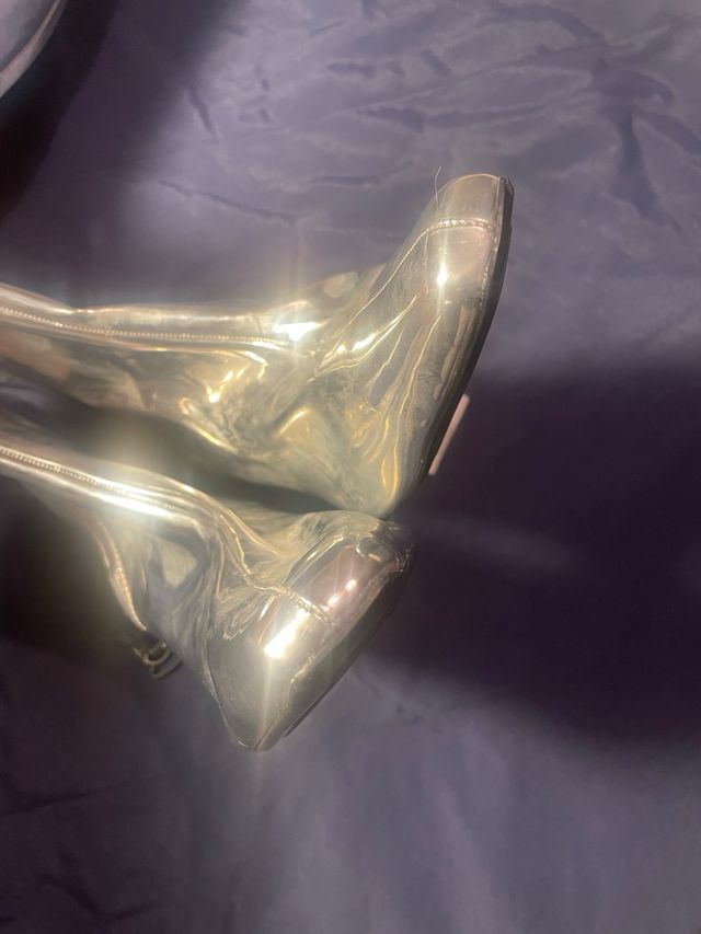 Botas altas, mosqueteras plateadas