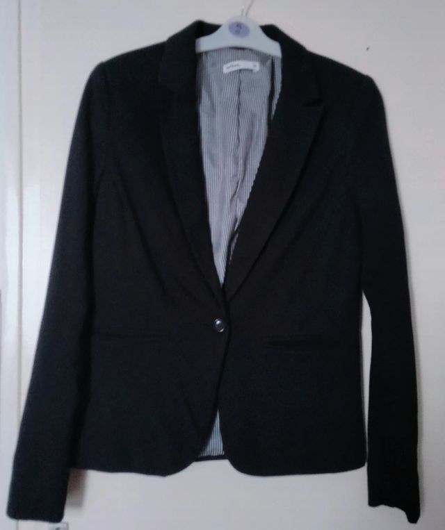 CHAQUETA NEGRA BÁSICA