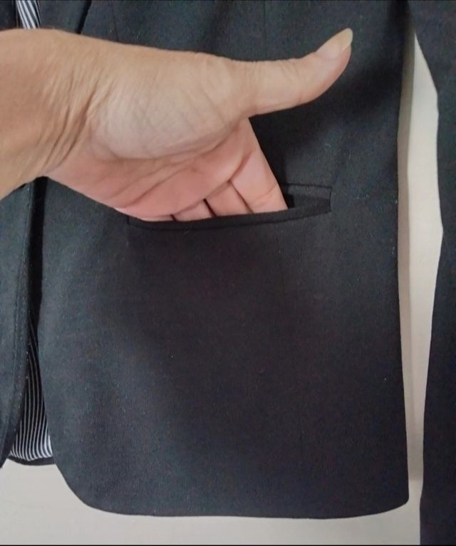 CHAQUETA NEGRA BÁSICA