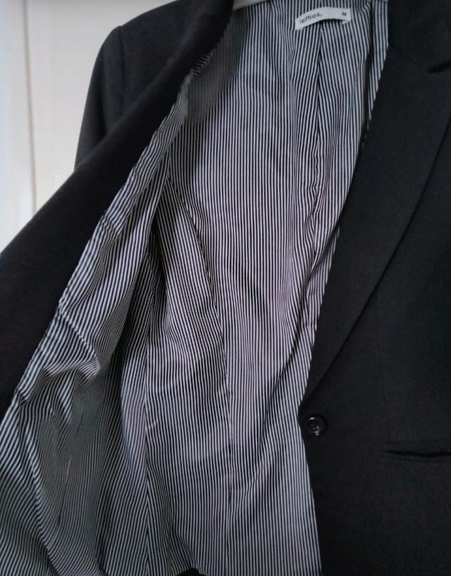 CHAQUETA NEGRA BÁSICA