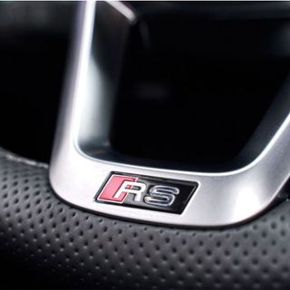 Emblema adhesivo RS negro para volante de Audi