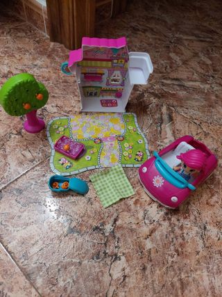 Casita con coche y muñeca pinipon