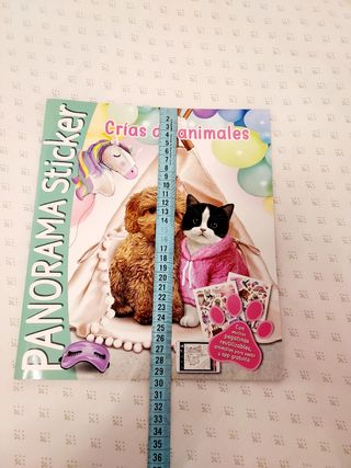 Crías de animales libros de pegatinas.