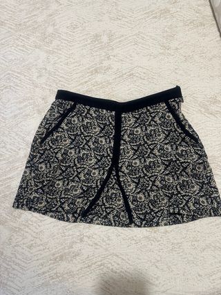 Falda negra estampada