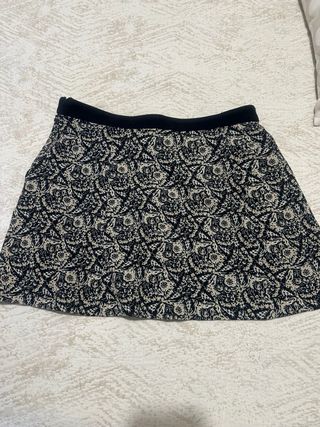 Falda negra estampada
