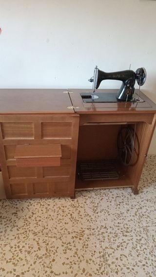 Máquina de cocer con mueble marca Alfa