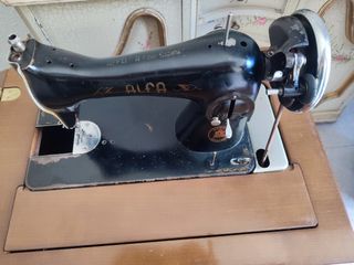 Máquina de cocer con mueble marca Alfa