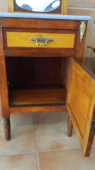 Cómoda y mesita de noche modernista 