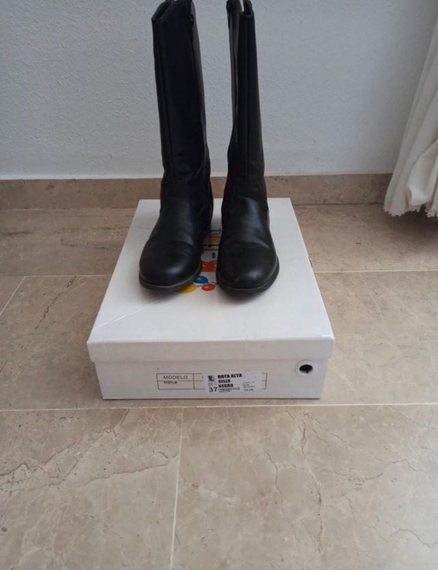 Botas negras marca K-tinni