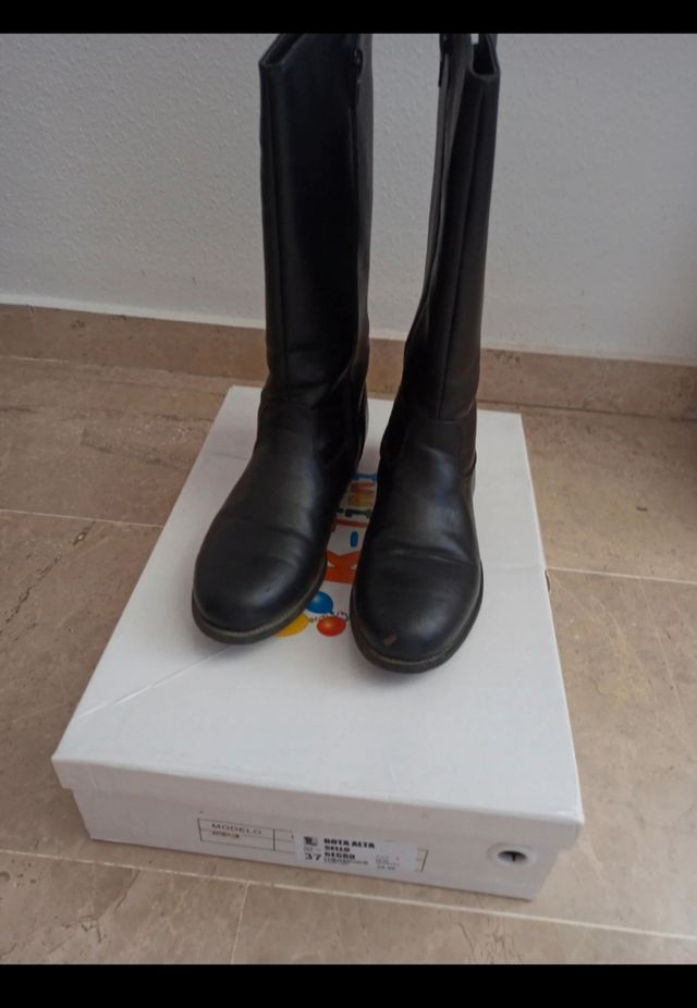 Botas negras marca K-tinni