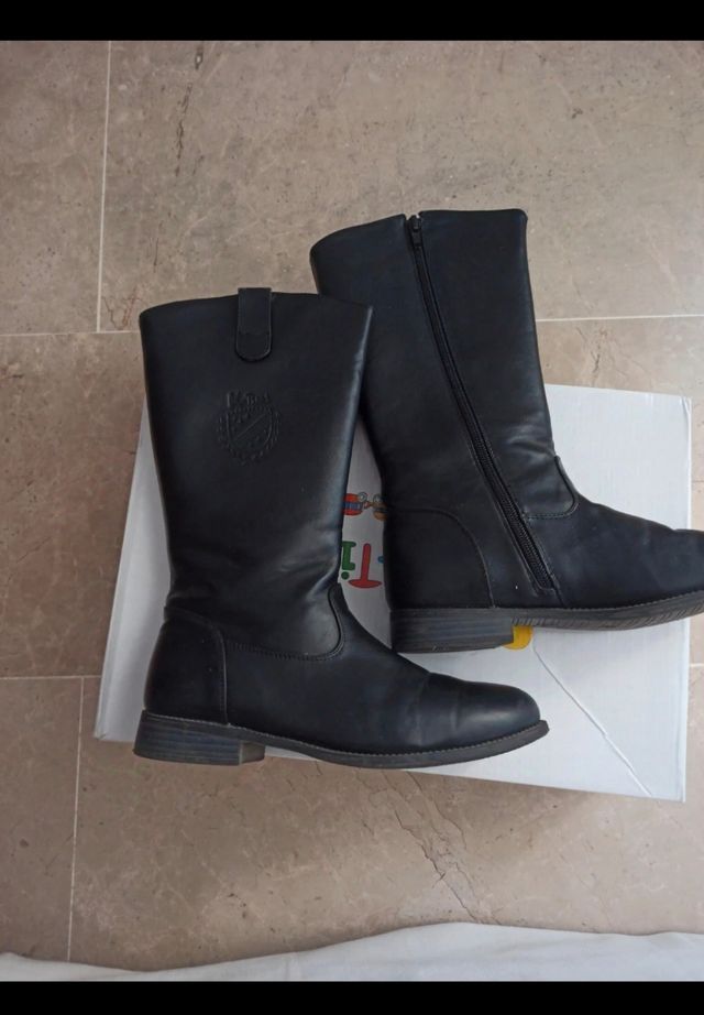 Botas negras marca K-tinni