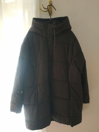 Abrigo negro largo tipo plumas