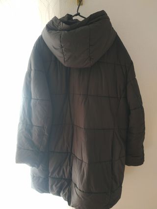 Abrigo negro largo tipo plumas