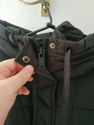 Abrigo negro largo tipo plumas