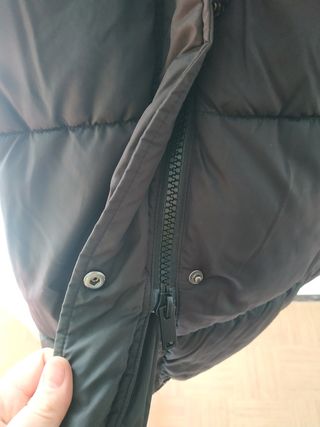 Abrigo negro largo tipo plumas