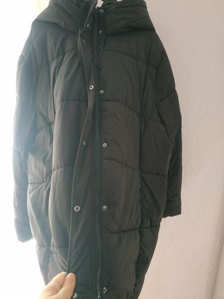 Abrigo negro largo tipo plumas