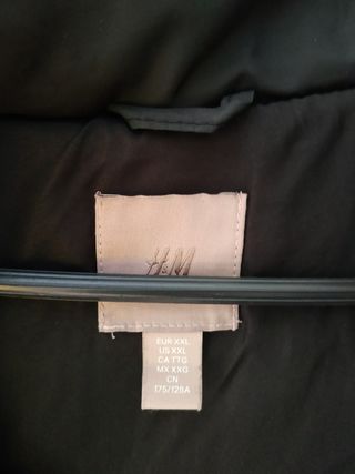 Abrigo negro largo tipo plumas