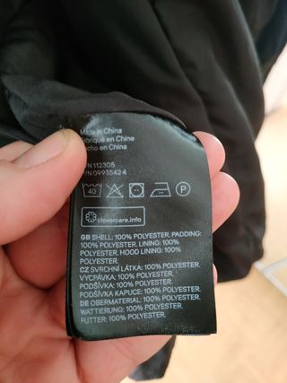 Abrigo negro largo tipo plumas