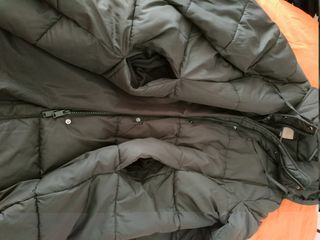 Abrigo negro largo tipo plumas