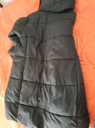 Abrigo negro largo tipo plumas