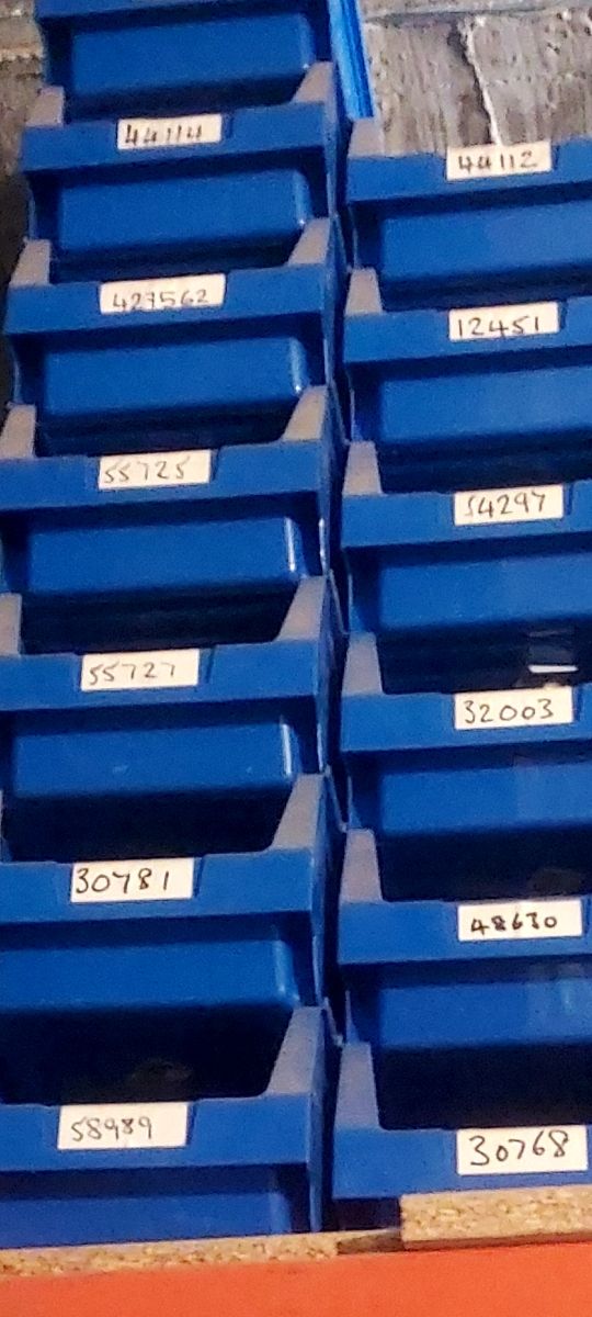 Cubeta apilables azules..