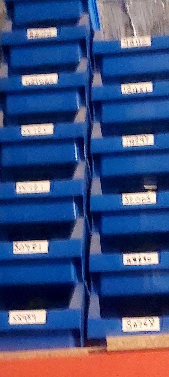 Cubeta apilables azules..