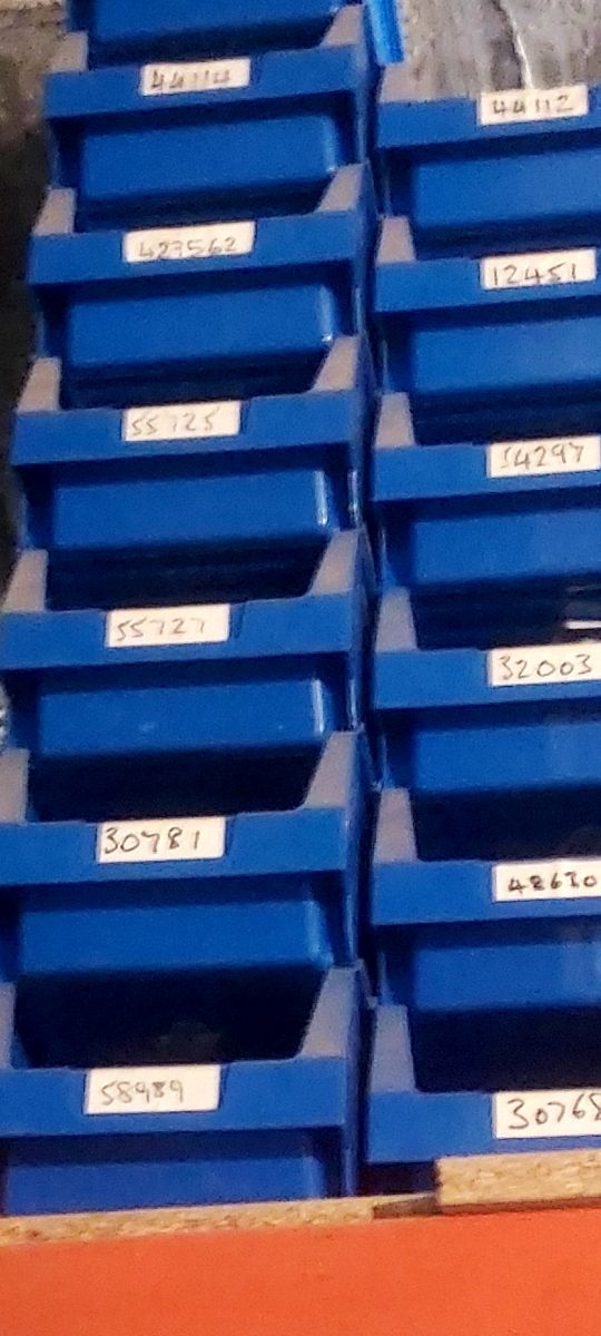 Cubeta apilables azules..