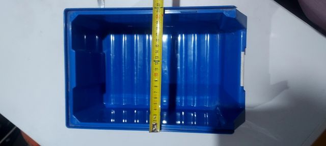 Cubeta apilables azules..