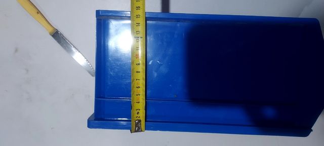 Cubeta apilables azules..