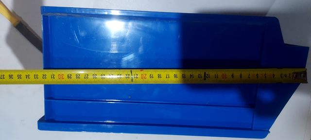 Cubeta apilables azules..