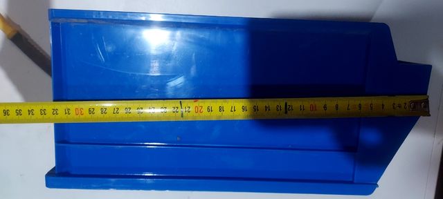 Cubeta apilables azules..